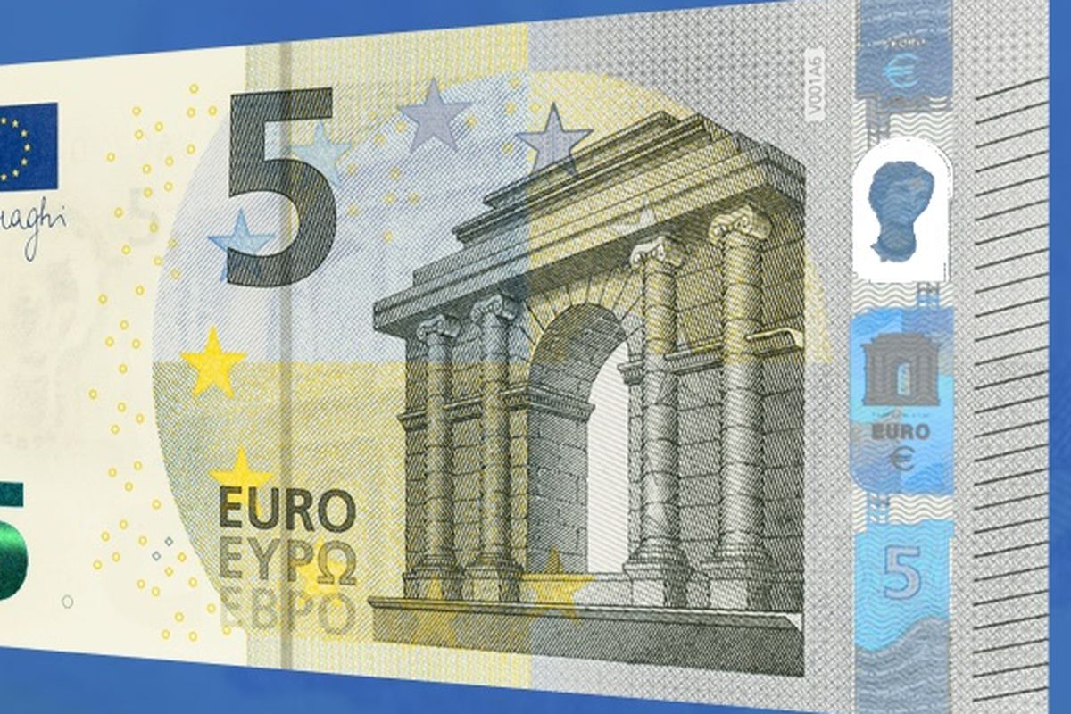 Dahulu mata uang Italia adalah lira, namun sejak tahun 2002 mata uang Italia sekarang yakni euro yang beredar resmi di seluruh Uni Eropa.