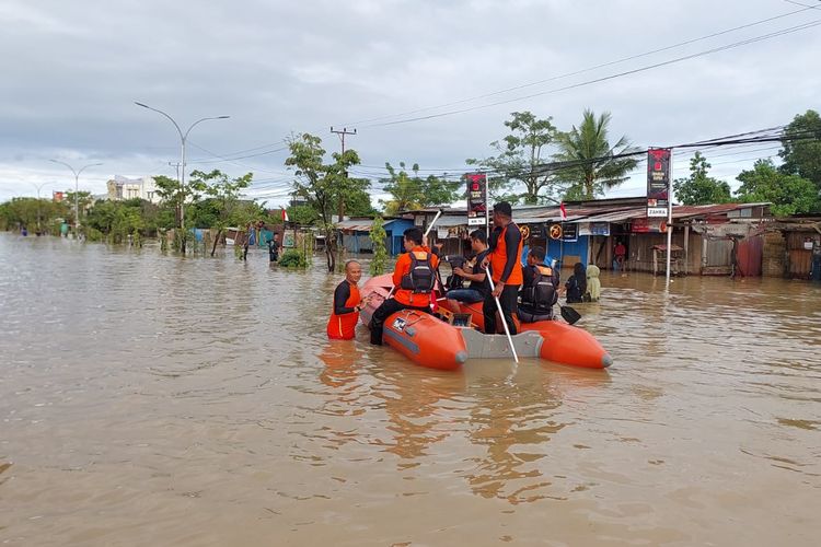 Ibu dan anak tewas dalam banjir yang menerjang Sorong.