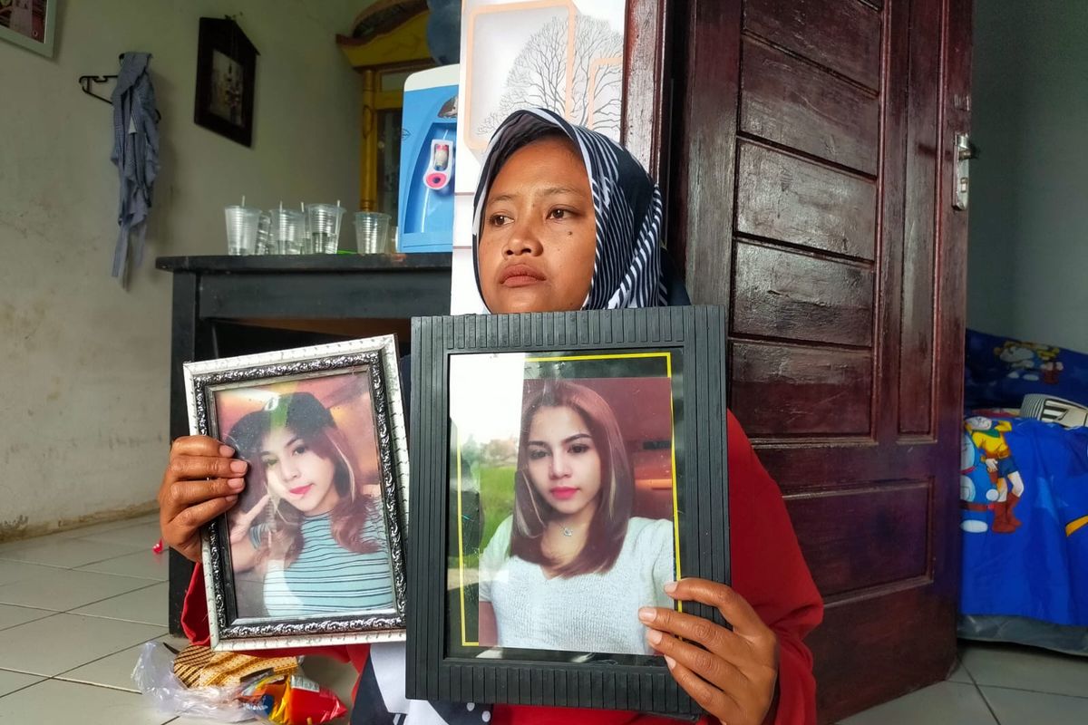 Rully Diyana Puspita (35 tahun), kakak almarhumah Dini Sera Afriyanti, saat memegangi foto mendiang sang adik di rumah orang tuanya yang beralamat di Kampung Gunungguruh Girang RT 12/04, Desa Babakan, Kecamatan Cisaat, Kabupaten Sukabumi, Kamis (25/7/2024).
