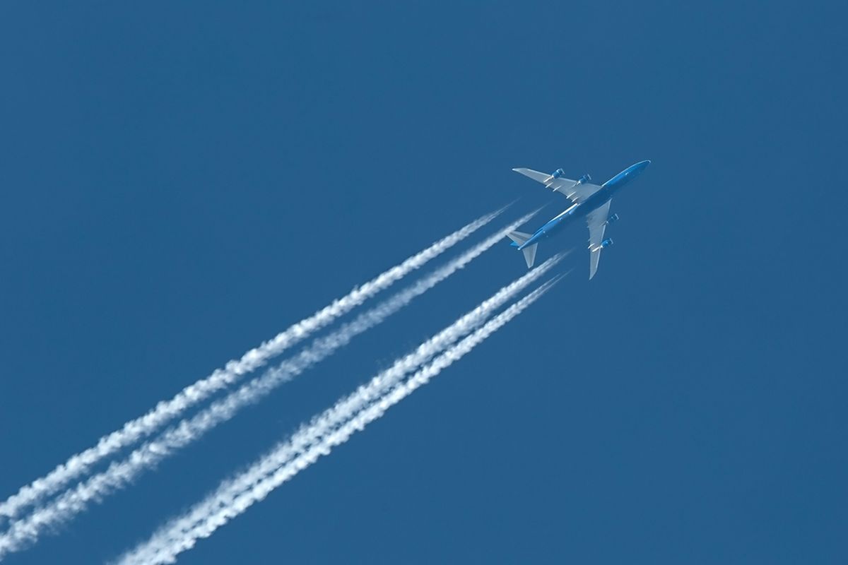 Ilustrasi chemtrail sering digambarkan sebagai fenomena asap pesawat, bahkan dikaitkan dengan penyebaran varian Omicron. Adapun, yang dikeluarkan pesawat adalah condensation trail atau contrail, dan bukan chemtrail.