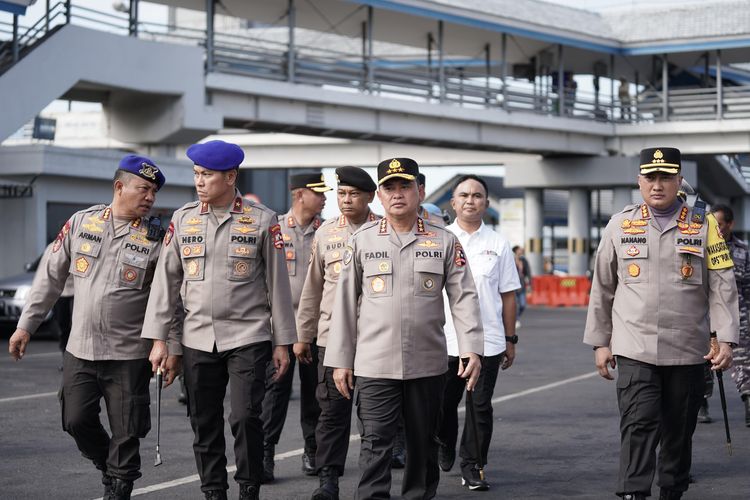 Kepala Badan Pemelihara Keamanan (Kabaharkam) Polri Komjen Pol Fadil Imran mengecek pengamanan di Pelabuhan Ketapang Banyuwangi, Jawa Timur, Jumat (10/4/2024).