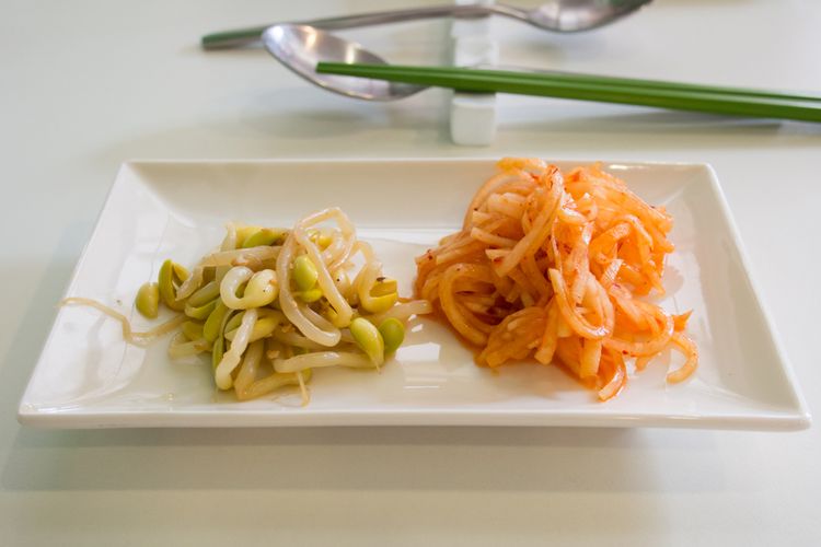 Ilustrasi sukju namul atau salad taoge. Sukju namul adalah lauk pendamping khas Korea. 