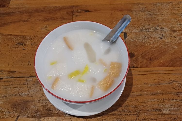 Ilustrasi semangkuk es santan dengan roti tawar. 