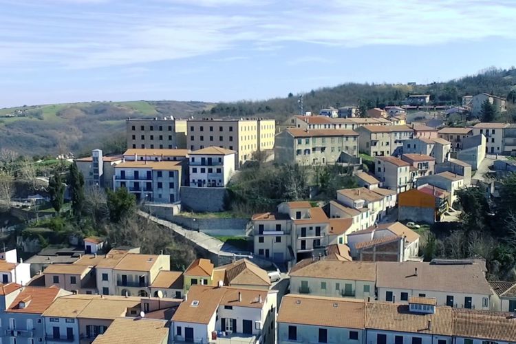 Kota Teora di Italia  penawaran berbeda dengan membayar biaya sewa rumah bagi siapa pun yang ingin pindah ke wilayah mereka. 
