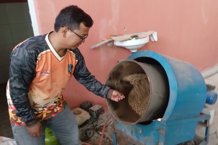 Proses roasting maggot yang akan diolah sebagai pakan ternak kaya protein di Cianjur, Jabar, Kamis (18/7/2024).
