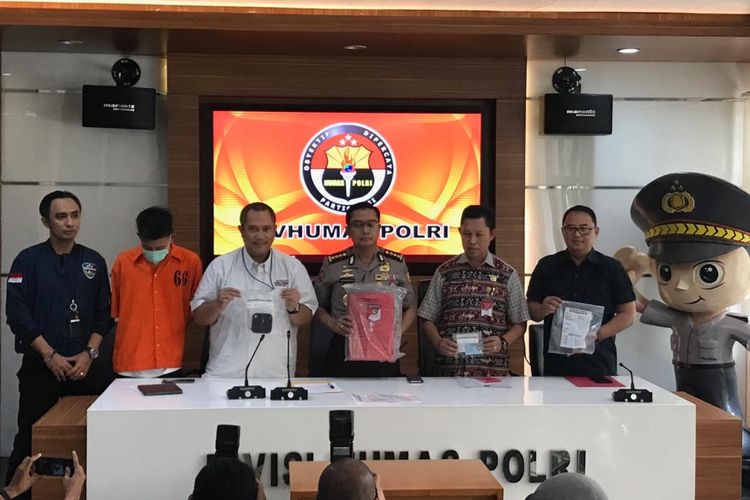 Wadir Tipidsiber Bareskrim Polri, Kombes Asep Safrudin, (ketiga dari kiri) saat konferensi pers di Gedung Humas Mabes Polri, Jakarta Selatan, Jumat (27/9/2019).