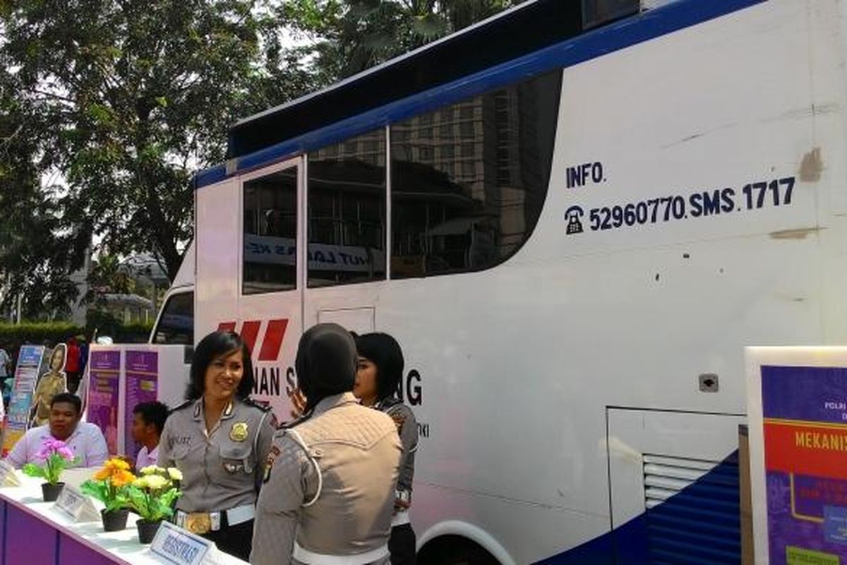 Direktorat Lalu Lintas Polda Metro Jaya meluncurkan layanan Surat Izin Mengemudi (SIM) online pada Minggu (27/9/2015) di area car free day (CFD), Jalan Sudirman-Thamrin. 