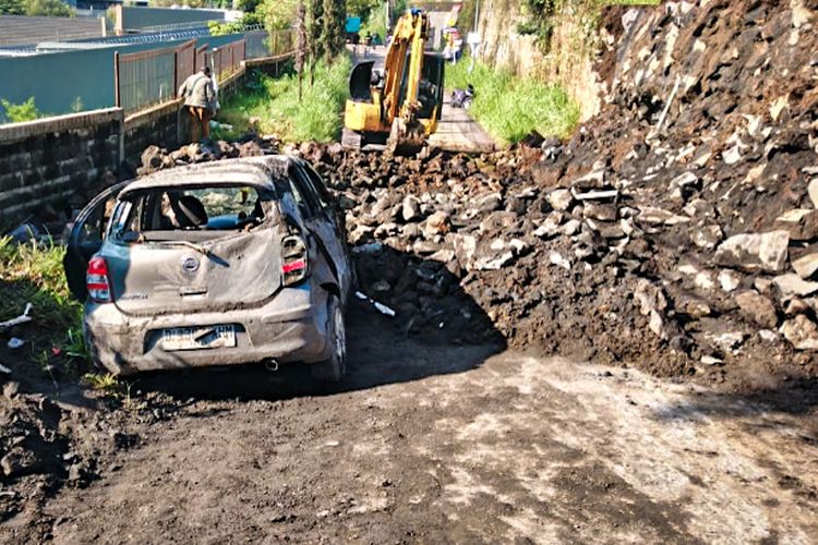 Kendaraan roda empat yang dikemudikan oleh dosen UPI tertimbun longsor saat perjalanan di Jalan Terusan Geger Kalong Hilir, Desa Sariwangi, Kecamatan Parongpong, Kabupaten Bandung Barat (KBB), Jawa Barat pada Minggu (30/11/2025) malam.