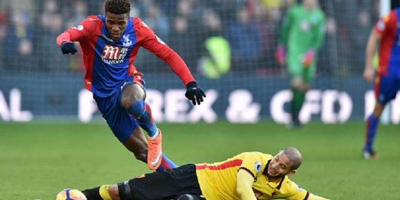 Pemain Crystal Palace, Wilfried Zaha, mencoba melewati hadangan gelandang Watford, Adlene Guedioura, pada laga Premier League di Vicarage Road, Seniin (26/12/2016). 