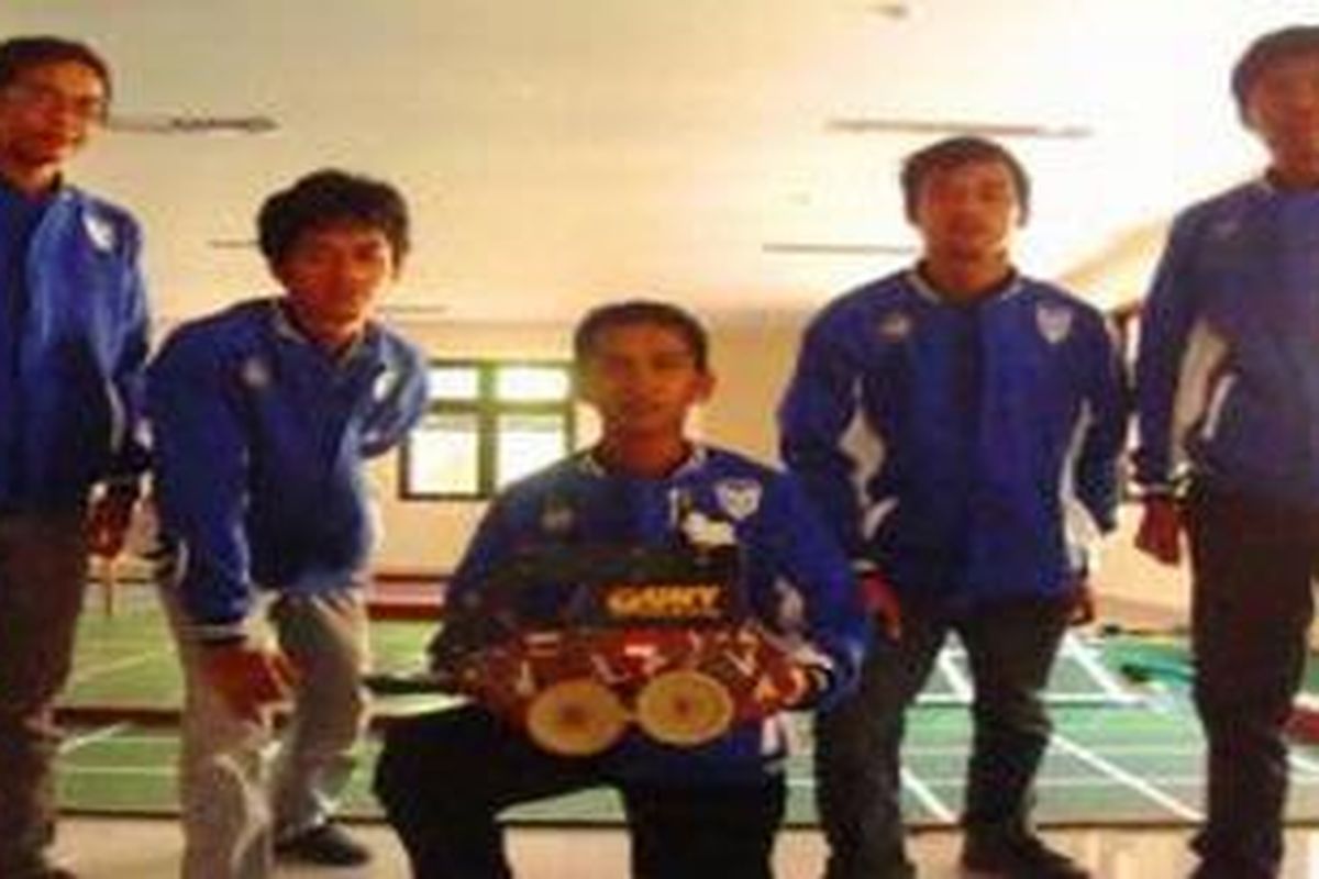 Tim mahasiswa Universitas Negeri Yogyakarta yang berhasil menciptakan robot pelacak bom.