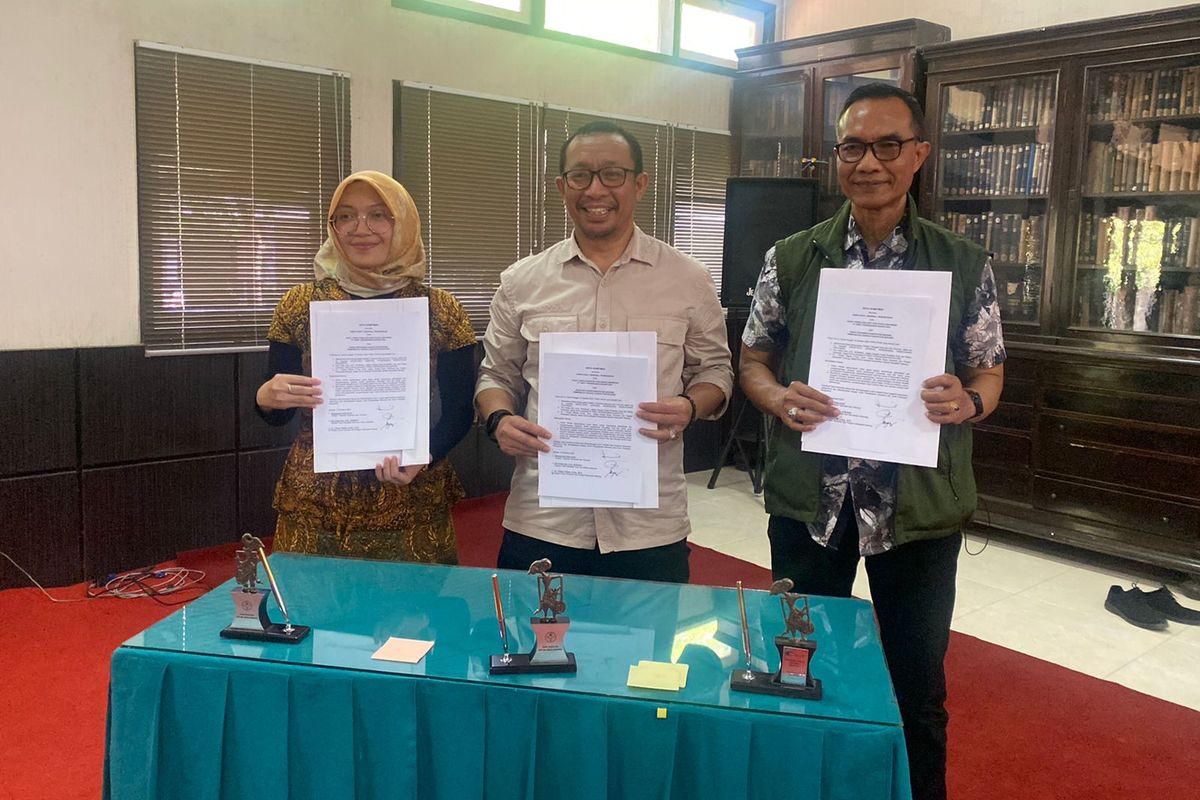 Kementerian Pertanian (Kementan) melalui Direktorat Jenderal (Ditjen) Perkebunan terus menggenjot produksi maupun produktivitas kakao. Hal ini ditandai dengan penandatanganan nota kesepahaman (MoU) Akselerasi Pengembangan Kakao, bersamaan dengan kegiatan Orientasi Lapang Bimbingan Teknis Intensifikasi dan Pengembangan Komoditas Perkebunan, yang dihadiri 94 Ketua Poktan di Puslitkoka Jember.

