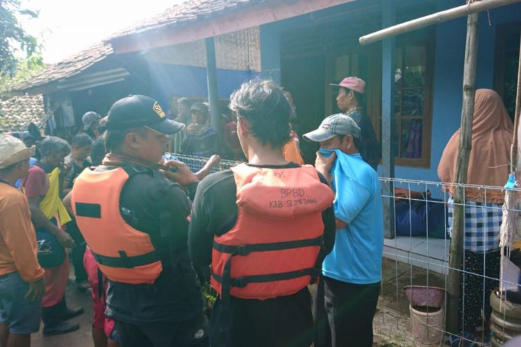 Petugas gabungan menyerahkan jasad Rosid, nelayan yang tewas tenggelam di Waduk Jatigede kepada pihak keluarga, Kamis (28/2/2019) pagi. DOK. BPBD Sumedang