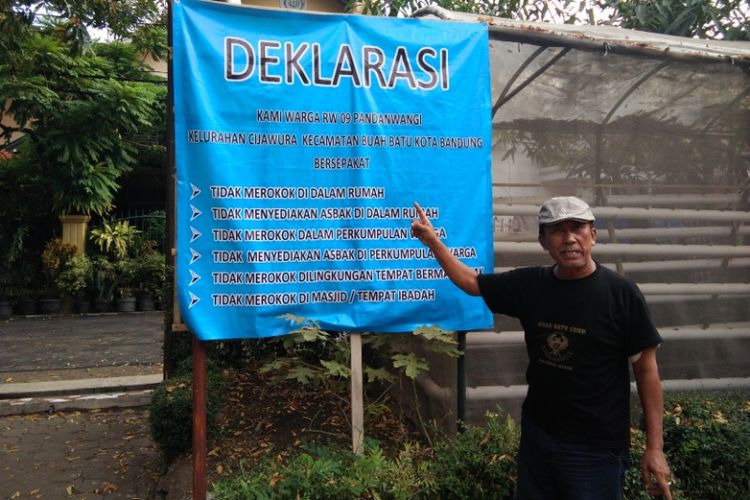 Agus Supendi (63) ketua RW 09 Komplek Pandanwangi, Kelurahan Cijawura, Kecamatan Buahbatu, Bandung, saat menunjukan enam poin kesepakatan zonasi kawasan bebas rokok, Selasa (26/9/2017)