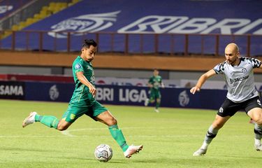 Pemain Persebaya Surabaya Samsul Arif dijaga ketat pemain Persikabo 1973 Shunmeiko Veniamin saat pertandingan pekan ke 2 Liga 1 2021-2022 yang berakhir dengan skor 3-1 di Stadion Wibawa Mukti Cikarang, Sabtu (11/9/2021) malam.