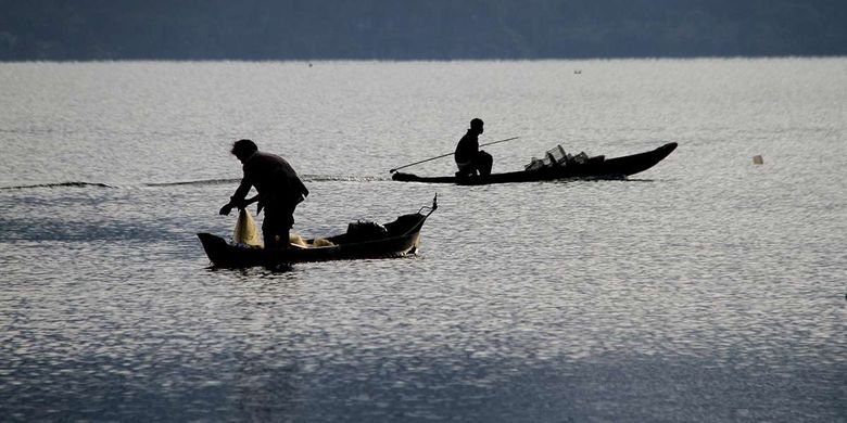 Warga Desa Toweren, Kecamatan Laut Tawar, Kabupaten Aceh Tengah, sedang mengangkat jaring Ikan depik hasil tangkapannya, Rabu (17/7/2019). Ikan depik merupakan jenis ikan endemik Danau Laut Tawar yang biasa dijual oleh nelayan setempat kepada penampung seharga Rp 90 ribu - Rp 100 ribu per bambu, serta memiliki nilai sejarah dan dipercaya memiliki khasiat yang dapat menyembuhkan sejumlah penyakit.