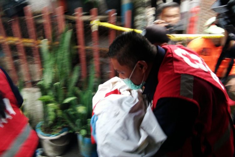 Petugas saat mengangkat jenazah korban kebakaran di Kosambi Bandung, Kamis (3/5/2018).