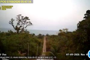 Gunung Anak Krakatau Erupsi Tiga kali dalam Sehari, Letusan Mengecil, Warga Tetap Waspada