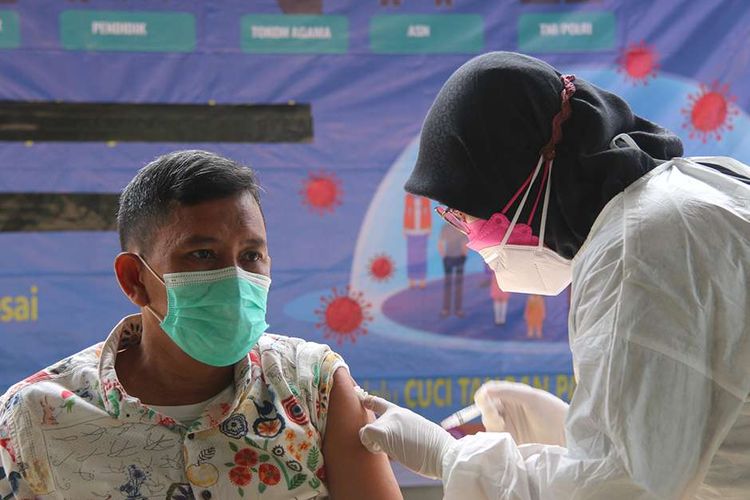 Aparatur Sipil Negara (ASN) dan tenaga kerja kontrak di lingkungan Pemerintah Aceh menjalani penyuntikan vaksin Covid-19 secara massal di Kantor Gubernur Aceh, Kamis (3/6/2021). Iman Murahman, Kabid P2P Dinas Kesehatan Aceh selaku penanggung jawab kegiatan menyebutkan, vaksinasi ini diwajibkan kepada seluruh ASN dan tenaga kerja kontrak untuk mengejar angka realisasi penyuntikan vaksin di Aceh yang saat ini masih sekitar 13 persen.