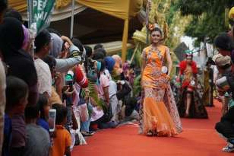 Salah satu model saat tampil pada Fashion On The Pedestrian di Taman Blambangan Banyuwangi Jumat (7/10/2016) 