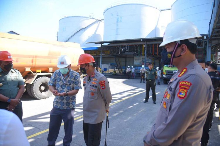 Kapolda Lampung Irjen Hendro Sugiatno meninjau pabrik PT Sinarmas untuk mengecek stok dan hasil produksi minyak goreng curah.