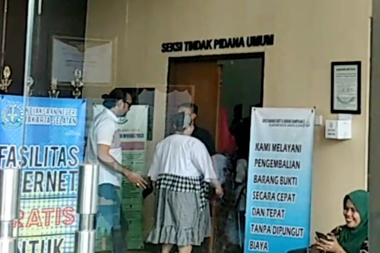 Komedian Nunung dan sang suami July Jan Sambiran saat tiba di Kejaksaan Negeri Jakarta Selatan, Kamis (12/9/2019).