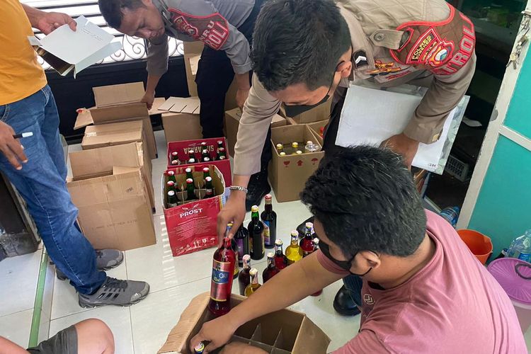 Ratusan botol minuman keras diamankan Polres Sumenep, Minggu (12/6/2022). 