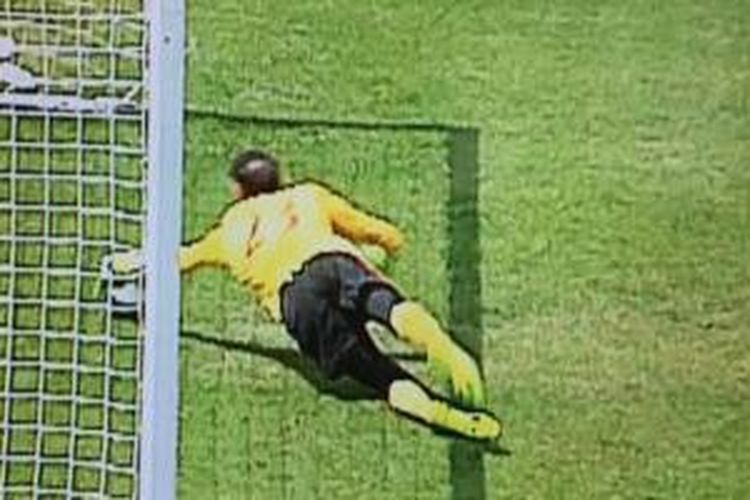 Gol pertama Domenico Berardi yang diprotes kubu AC Milan lantaran dianggap belum melewati gawang. 