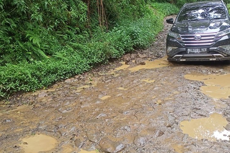 Warga Desa Sugihmukti dan Desa Tenjolaya, Kecamatan Pasirjambu, Kabupaten Bandung, Jawa Barat mengeluhkan ihwal kondisi jalan penghubung antara Kabupaten Bandung, Cianjur dan Garut yang tak kunjung diperbaiki.