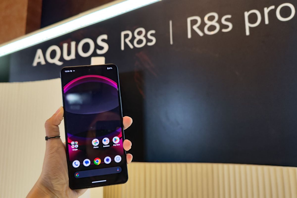 Layar Sharp Aquos R8s Pro dibekali layar berpanel OLED berukuran 6,6 inci dan beresolusi 2.730 x 1.260 piksel.