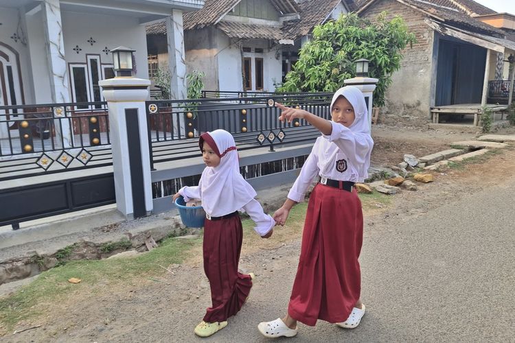 Kisah Kakak Adik di Lebak, Jualan Nasi Uduk Sebelum Sekolah untuk Menyambung Hidup
