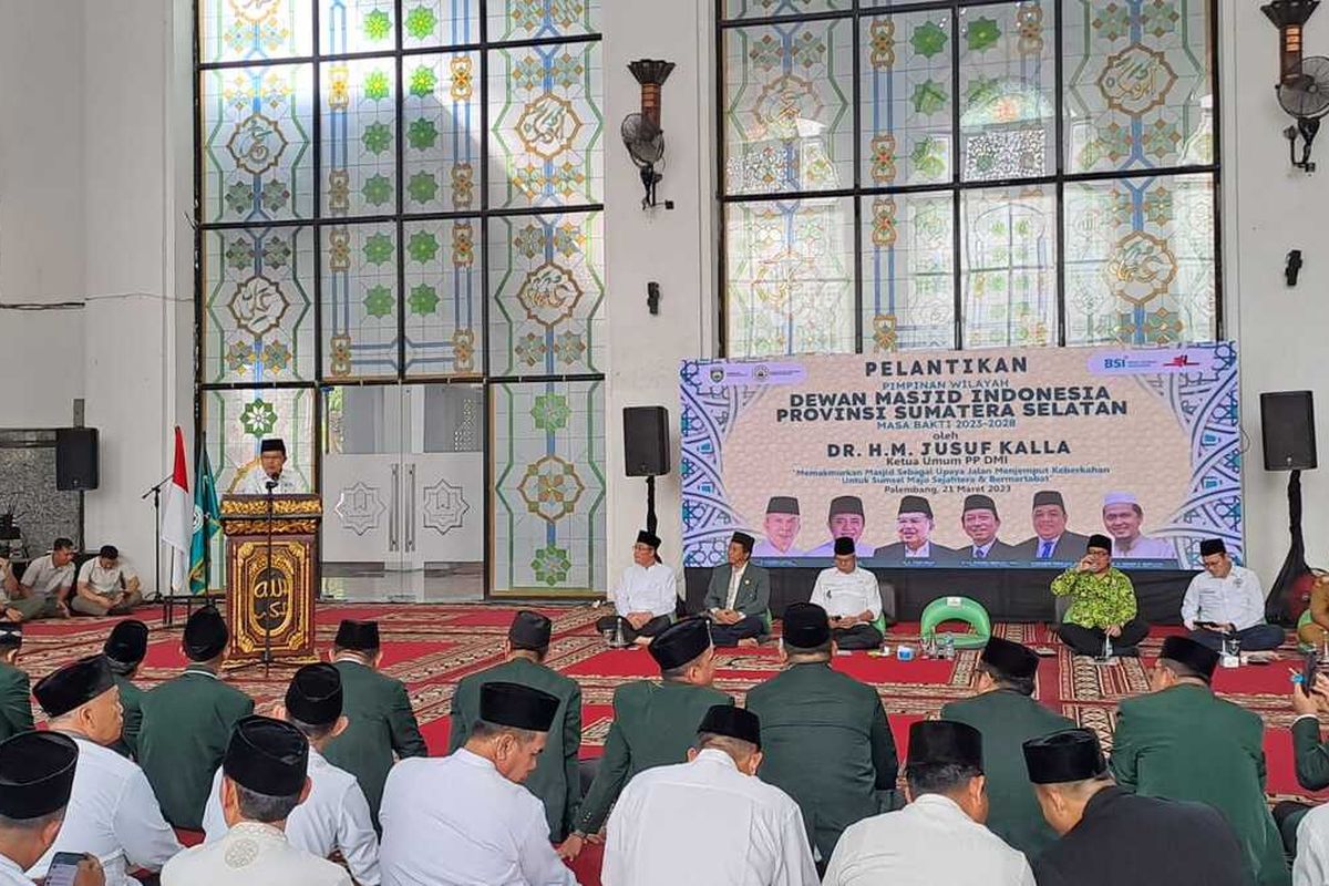 Ketua Dewan Masjid Indonesia HM Jusuf Kalla saat menghadiri pelantikan Dewan Masjid Indonesia Provinsi Sumsel, di Masjid Agung Palembang, Selasa (21/3/2023).