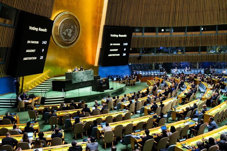 Hasil pemungutan suara resolusi Dewan Keamanan PBB untuk mempertimbangkan kembali dan mendukung keanggotaan penuh Palestina di PBB ditampilkan dalam sidang khusus Majelis Umum PBB, di markas besar PBB di New York City pada 10 Mei 2024. Veto Amerika Serikat pada pertemuan Dewan Keamanan PBB pada 18 April 2024 sebelumnya menggagalkan upaya Palestina untuk menjadi anggota penuh PBB.