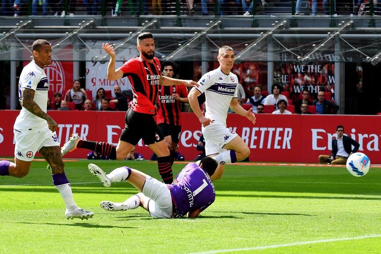 Penyerang AC Milan, Olivier Giroud, kala beraksi menghadapi Fiorentina pada laga Liga Italia 2021-2022 di Stadion San Siro, Minggu 1 Mei 2022.