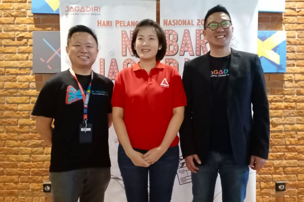 Direktur Keuangan Asuransi JAGADIRI, Budi Darmawan bersama Direktur Operasional Asuransi JAGADIRI, Priska Sari Kurniawan dan Direktur Utama Asuransi JAGADIRI, Reginald Y Hamdani di sela kegiatan Meet and Greet dan Nonton Bareng Teman JAGADIRI di CGV Cinema FX Sudirman pada Jumat, 8 September 2023.