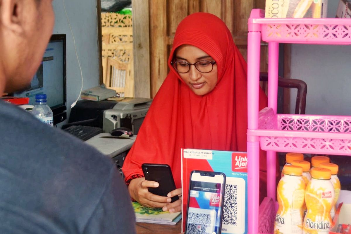 Pelaku usaha mikro kecil dan menengah (UMKM) terpilih tengah melakukan simulasi sistem New Online Single Submission (OSS) Berbasis Risiko, hasil kerja sama PT Bank Rakyat Indonesia (BRI) bersama Badan Koordinasi Penanaman Modal (BKPM). 