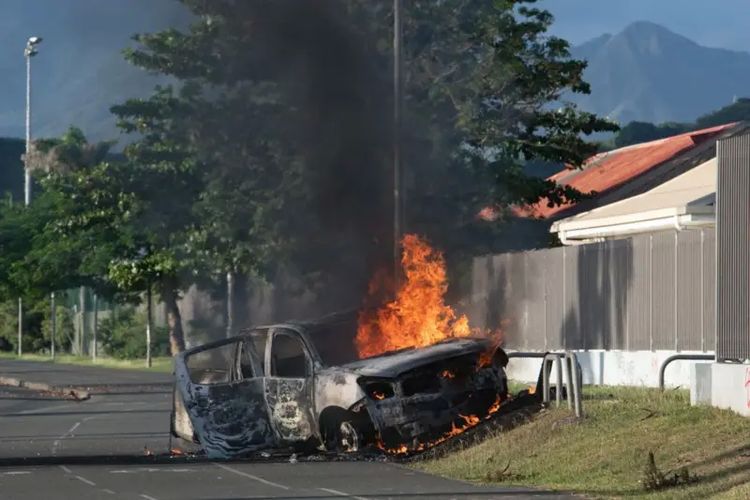 Sebuah mobil terbakar di ruas jalan provinsi Normandie, di luar Noumea, Kaledonia Baru, 16 Mei 2024.