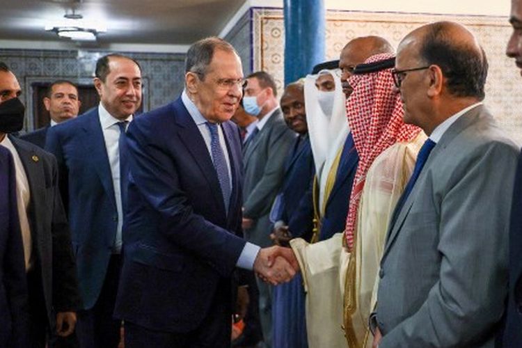 Russian Foreign Minister Sergei Lavrov meets with permanent representatives to the Arab League in Cairo on July 24, 2022. Lavrov pada Minggu (13/11/2022), mengatakan Barat memiliterisasi Asia Tenggara dalam upaya untuk menahan kepentingan Rusia dan China.
