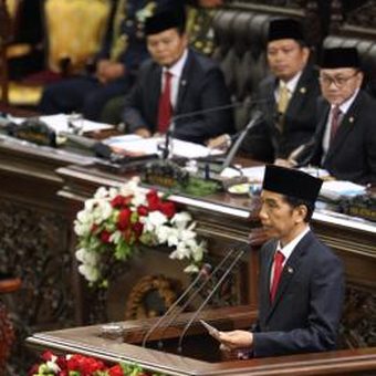 Presiden Periode 2014-2019, Joko Widodo membacakan pidato kenegaraan pertamanya dalam Sidang Paripurna MPR dengan agenda Pelantikan Presiden di Ruang Rapat Paripurna 1 MPR, Komplek Parlemen, Senayan, Jakarta, 20 Oktober 2014.