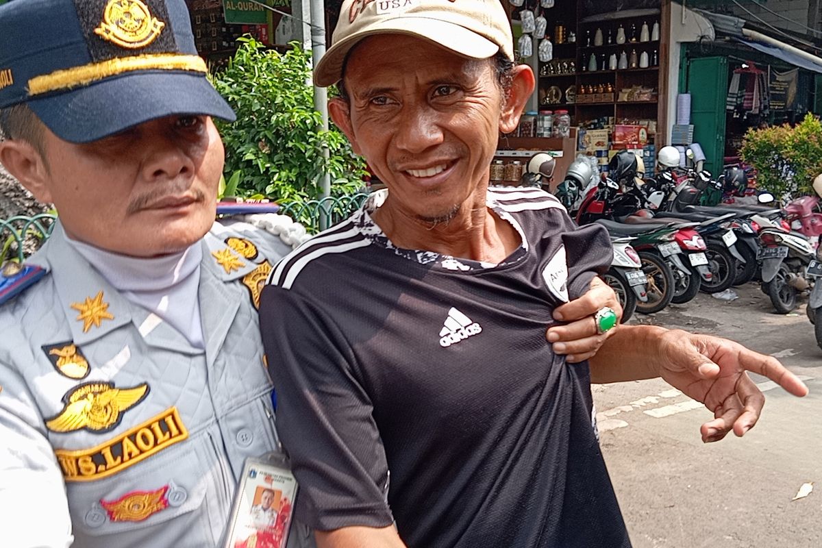 Sunanto (49) digiring ke mobil dinsos usai kena sidak di Pasar Tanah Abang, Jakarta Pusat, Kamis (30/5/2024)
