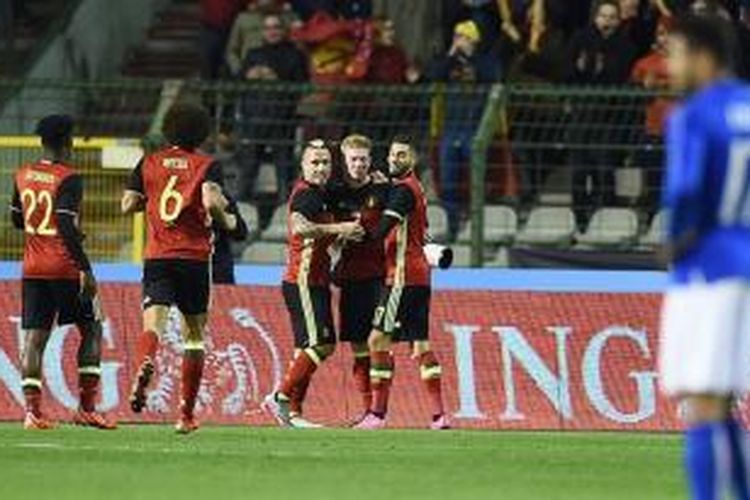 Kevin De Bruyne merayakan gol Belgia saat menjamu Italia pada laga persahabatan di Brussels, Jumat (13/11/2015). 