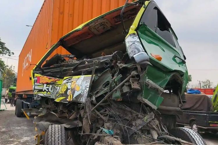 Saksi Ungkap Detik-detik Truk Trailer Diduga Rem Blong Tabrak 14 Kendaraan di Tol Cipularang