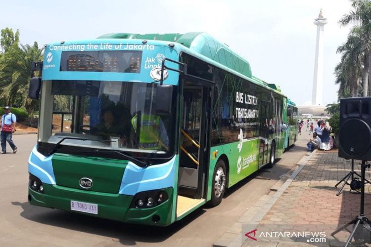 Bus listrik yang beroperasi di kawasan wisata Monas. 