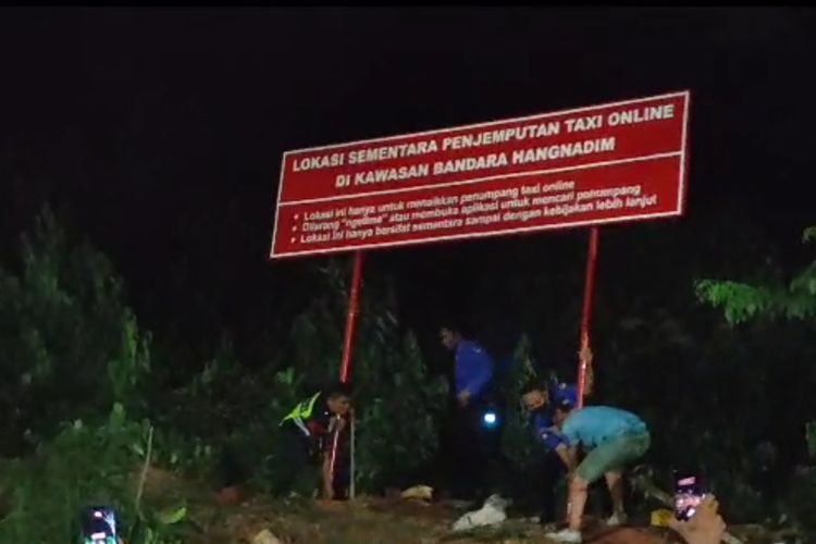 Keributan antara Taksi Konvensional dan Taksi Online di Bandara Internasional Hang Nadim Batam, Kepulauan Riau (Kepri) kembali terjadi sekitar pukul 16.25 WIB, Minggu (25/6/2023).