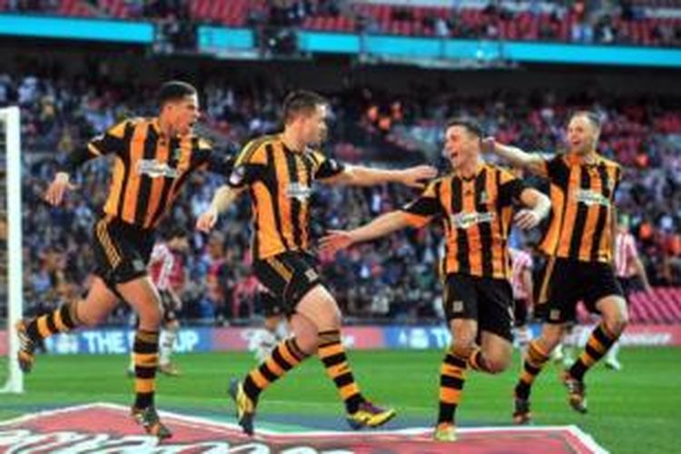 Para pemain Hull City merayakan gol ke gawang Sheffield United pada semifinal Piala FA di Stadion Wembley, London, Minggu (13/4/2014).