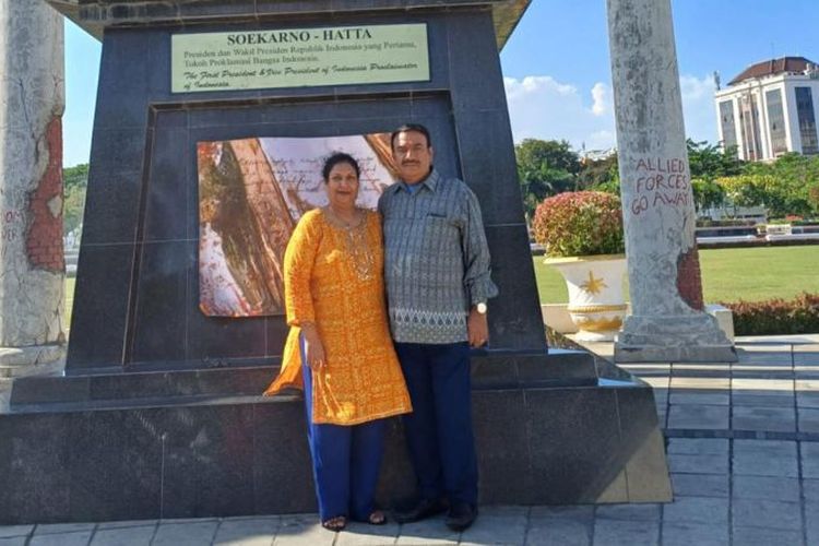 
Sanyog Srivastava Ji dan istrinya berdiri di depan monumen nasional memperingati para pahlawan yang gugur dalam Pertempuran Surabaya