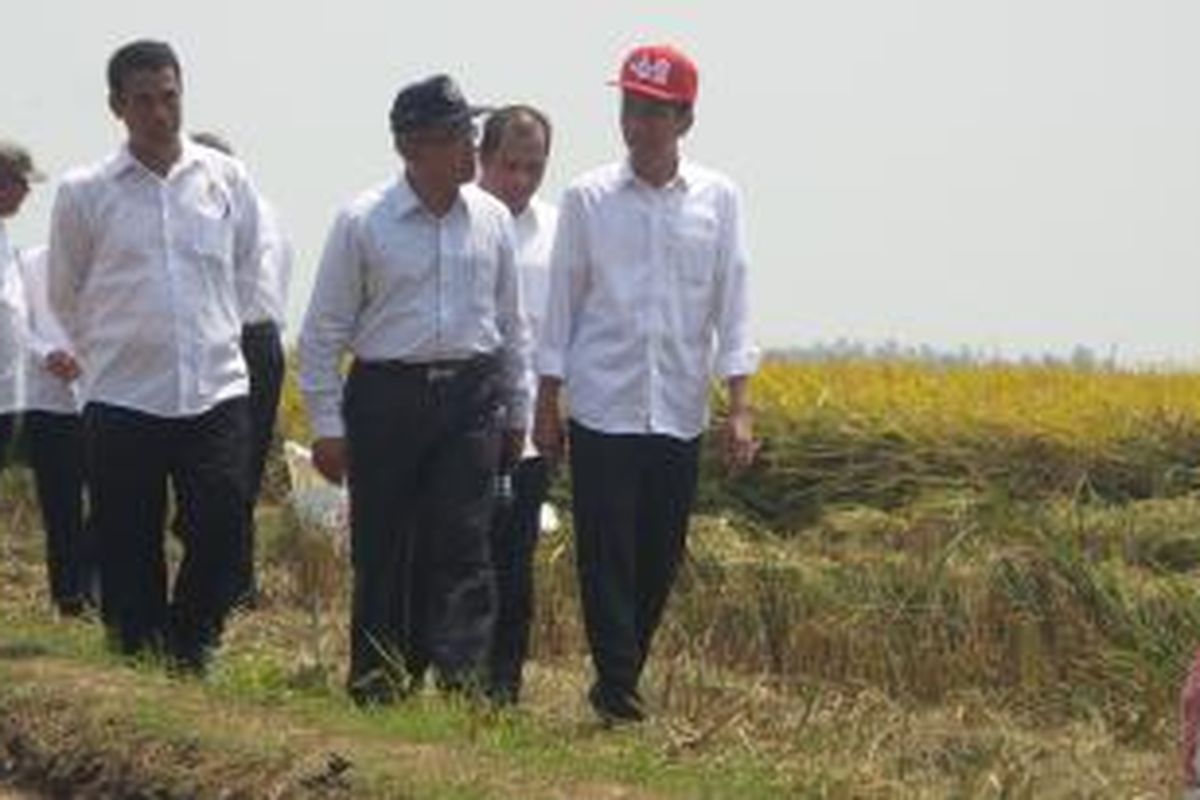 Presiden Joko Widodo (Jokowi) usai mengunjungi Karawang, Jawa Barat, Minggu (27/9/2015).