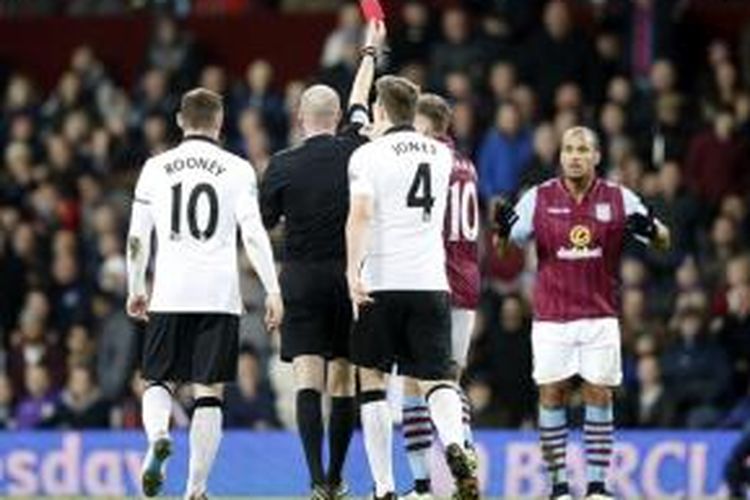 Penyerang Aston Villa Gabriel Agbonlahor (kanan) menerima kartu merah dari wasit Lee Mason karena dinilai melanggar pemain sayap Manchester United Ashley Young, pada laga Premier League, di Villa Park, Birmingham, Sabtu (20/12/2014).