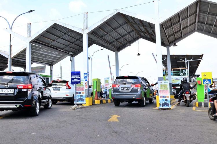 Penerapan pembayaran parkir non tunai di Stasiun Yogyakarta, Sabtu (2/9/2023)