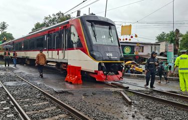 Penampakan Kereta Bandara Anjlok Usai Tabrak Truk di Poris, Melintang Tutup  Jalan