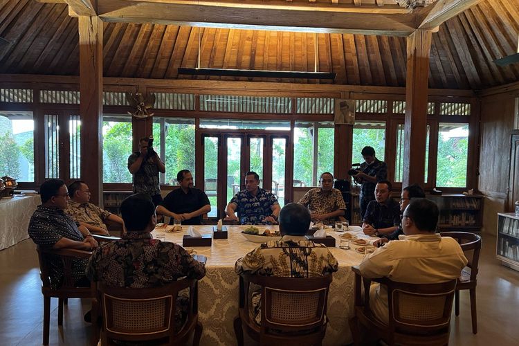 Tim kecil pembentukan koalisi Nasdem-Demokrat-PKS bertemu di rumah Anies Baswedan pada Selasa (25/10/2022) siang. Pertemuan ini dihadiri oleh perwakilan masing-masing partai hingga Agus Harimurti Yudhoyono. 